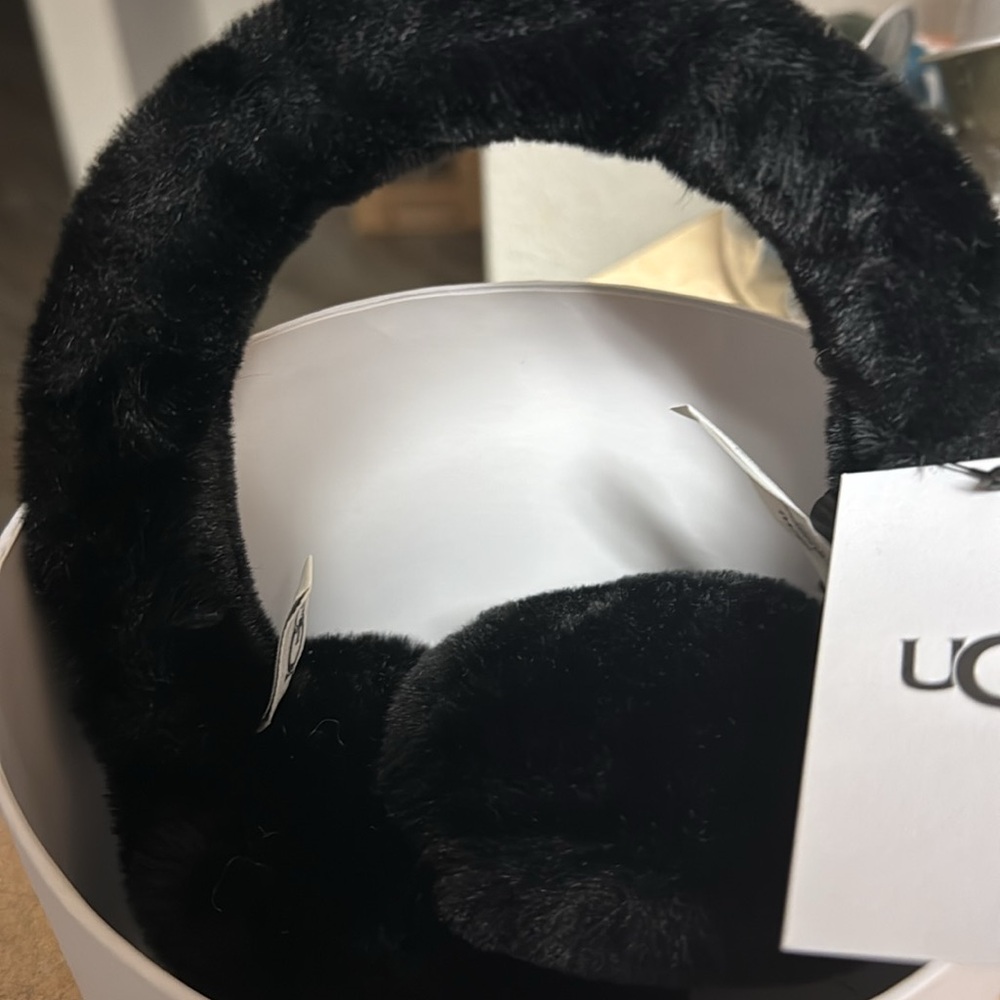 Ugg earmuff perfect for winter - Picture 3 of 4